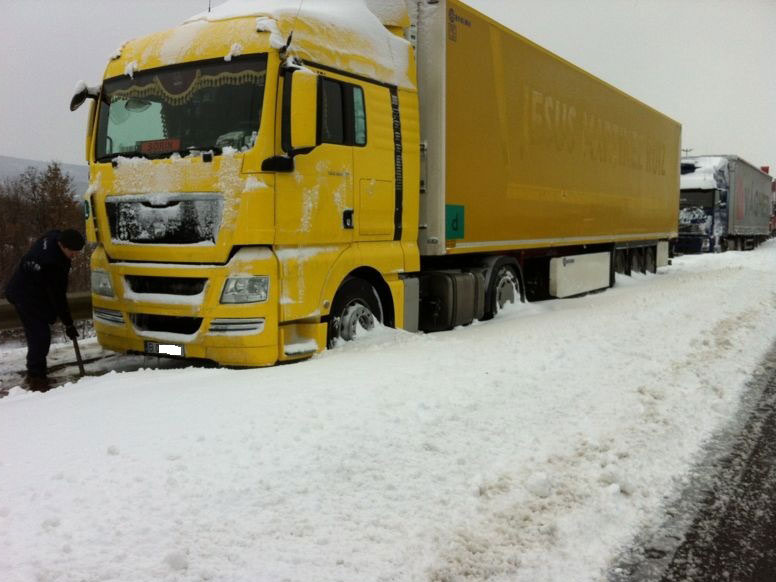 Foto: TIR blocat de zapada in Slovenia (c) eMM.ro